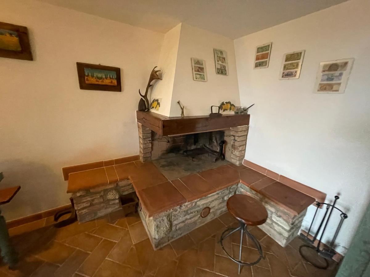 Ferienwohnung Il Rifugio Nelle Crete Vescona Exterior foto